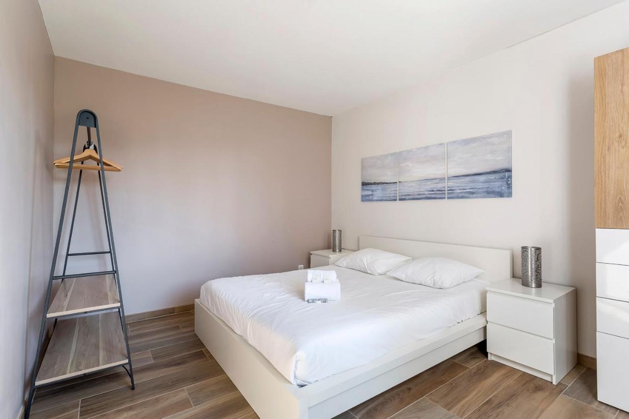 Suite Granges En Rez-De-Jardin Pour 4 Voyageurs Lyon Exterior photo