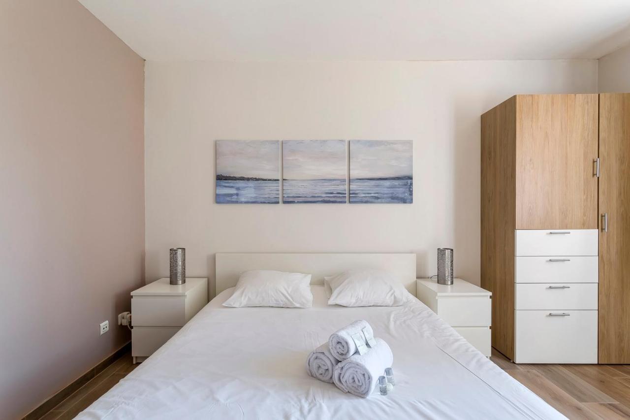 Suite Granges En Rez-De-Jardin Pour 4 Voyageurs Lyon Exterior photo